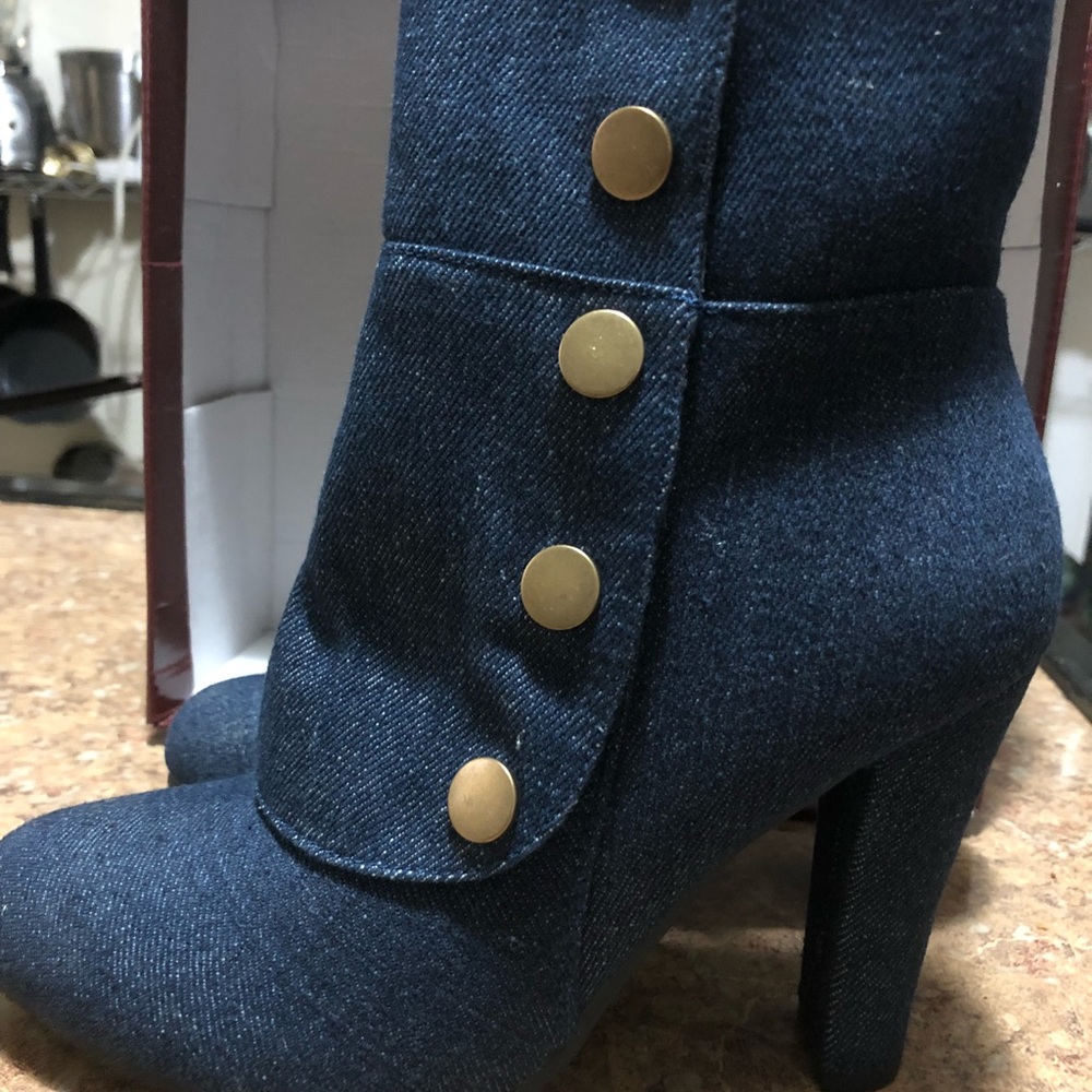 Women denim boots size 7. New